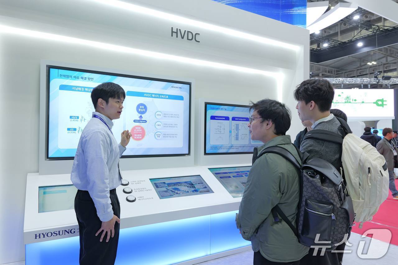 효성중공업 직원이 고객들에게 HVDC 기술을 소개하고 있다.(효성중공업 제공)