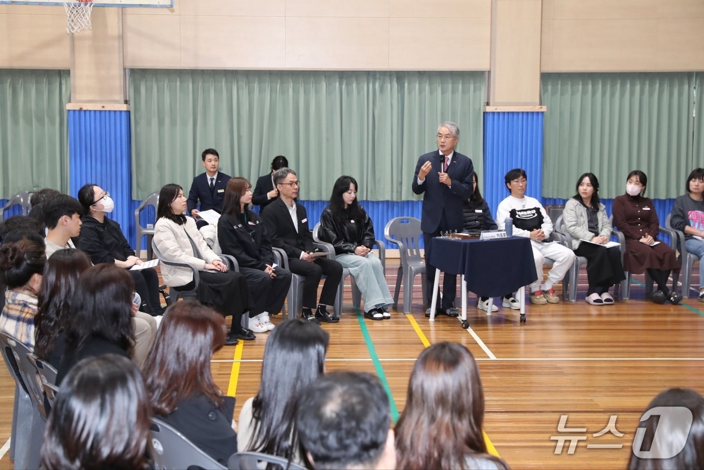박종훈 경남교육감이 5일 양산 서창중학교를 찾아 학교 구성원들과 소통에 나서고 있다.(경남교육청 제공. 재판매 및 DB금지)