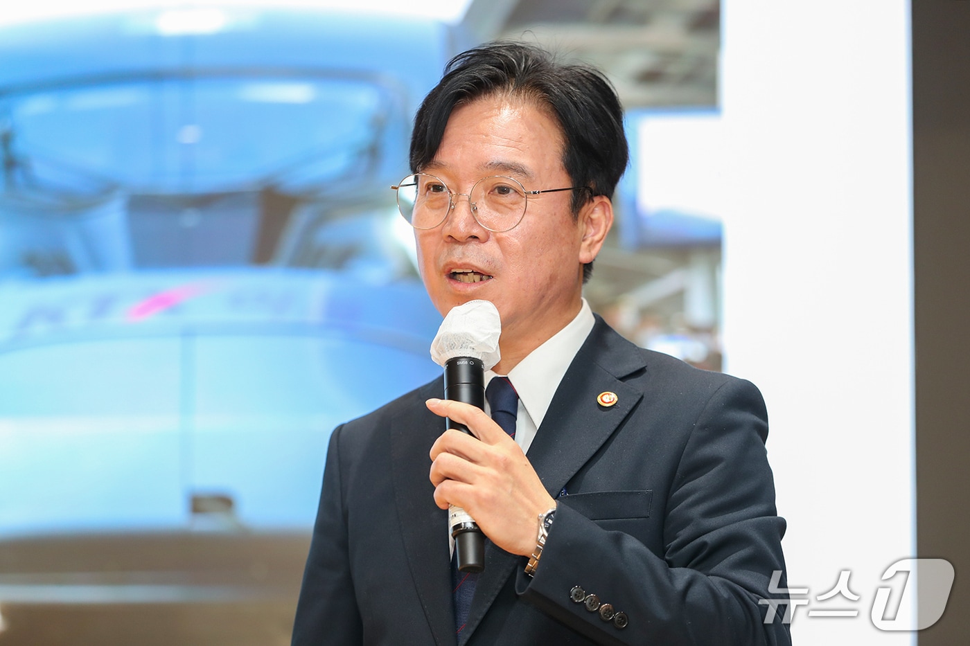 김영훈 고용노동부 장관이 5일 모교인 동아대학교를 찾아 '노동의 인문학: 지역과 청년, 일의 미래'를 주제로 특강을 하고 있다. (동아대 제공. 재판매 및 DB 금지)