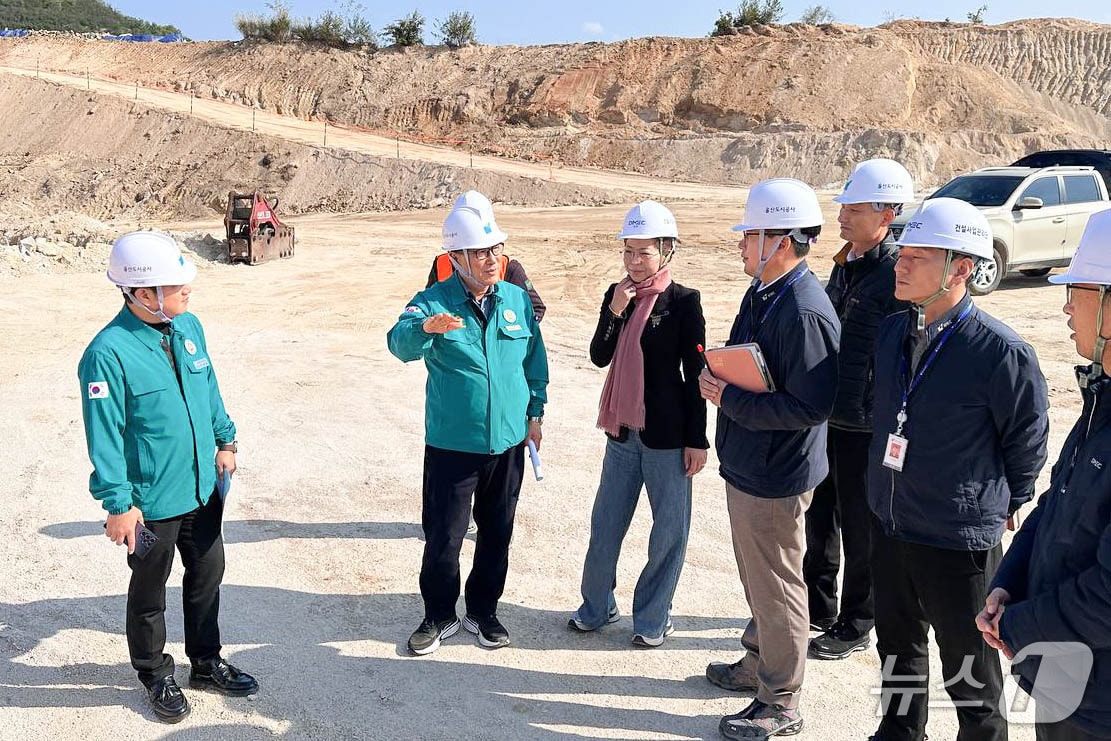 울산시의회 김수종 의원은 5일 미포지구 국가산업단지와 자동차 일반산업단지 조성사업 현장을 연이어 방문해 추진 현황을 점검했다.(울산시의회 제공. 재판매 및 DB금지)/뉴스1