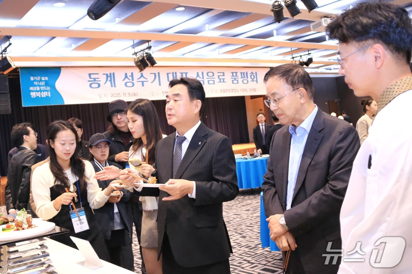 강원랜드는 5일 자사 하이원그랜드호텔에서 신규 식음료 품평회를 열고, 지역 식재료를 활용한 &#39;Only High1&#39; 메뉴 15종, 동계시즌 메뉴 34종과 음료 메뉴 16종을 각각 새롭게 선보인 가운데, 이날 최철규 강원랜드 대표이사 직무대행을 비롯한 품평회 참석자들이 메뉴를 점검하고 있다. &#40;강원랜드 제공. 재판매 및 DB금지&#41; 2025.11.5/뉴스1