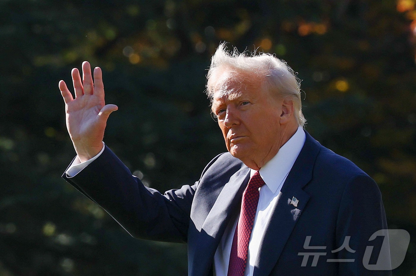도널드 트럼프 미국 대통령이 5일&#40;현지시간&#41; 플로리다주 마이애미에서 열리는 비즈니스 포럼 행사에 참석하기 위해 백악관을 나서며 손을 들어 보이고 있다. 2025.11.05 ⓒ 로이터=뉴스1 ⓒ News1 류정민 특파원