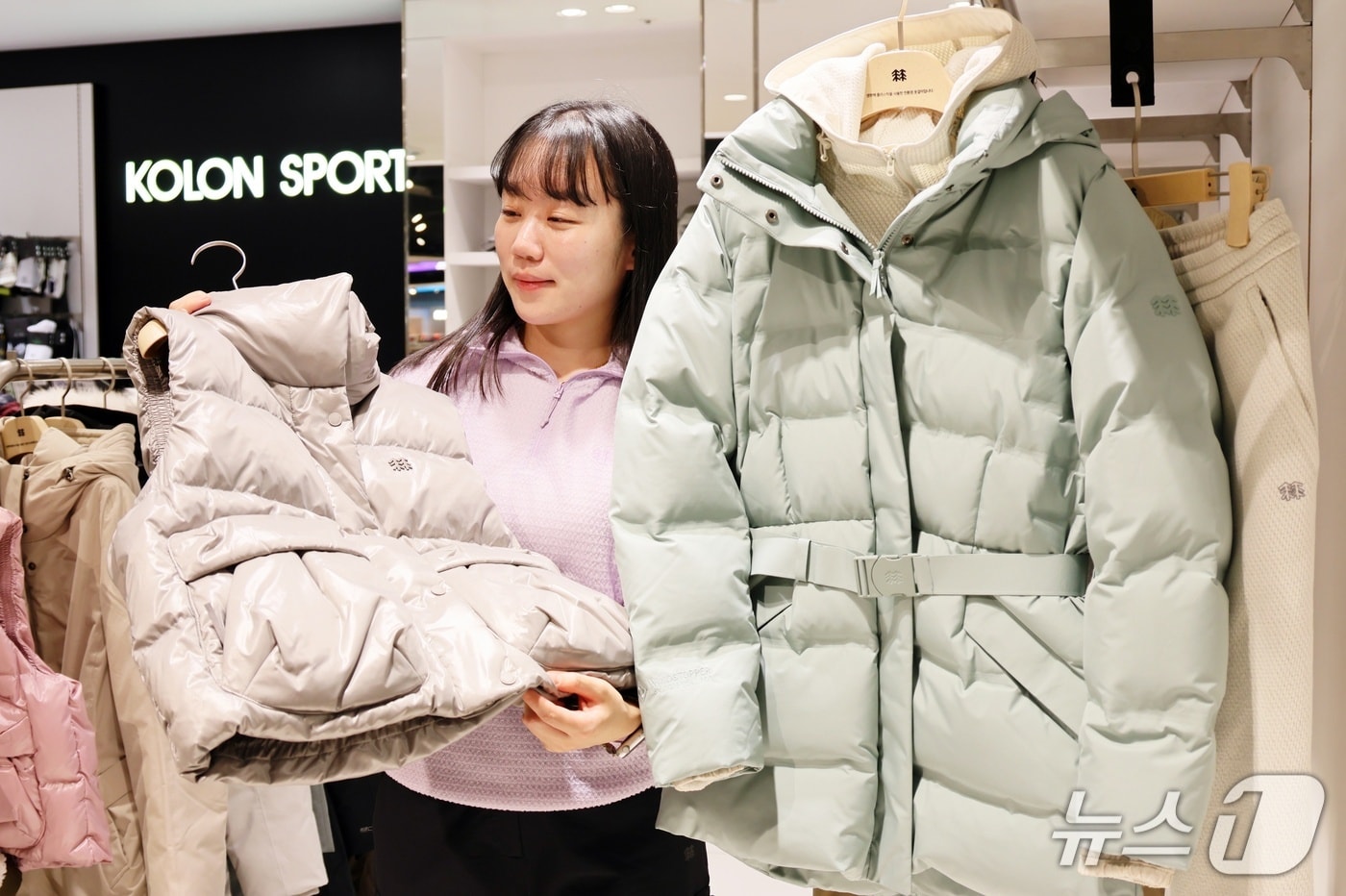 롯데백화점 대구점이 7~9일 '득템위크'를 진행한다. 대구점 7층 '코오롱스포츠'에서 한 고객이 패딩을 살펴보고 있다.(롯데백화점 제공. 재판매 및 DB 금지)