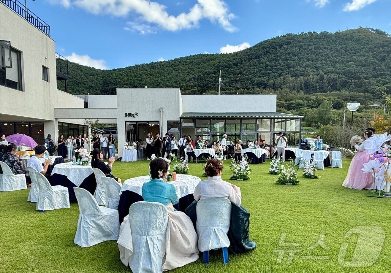 경북도가 ‘적은 비용으로 결혼하고 크게 행복한 결혼문화 확산’을 목표로 연 ‘나만의 작은 결혼식’ 공모전에서 사례·장소 분야 31건의 수상작을 선정했다.ⓒ News1 김대벽기자