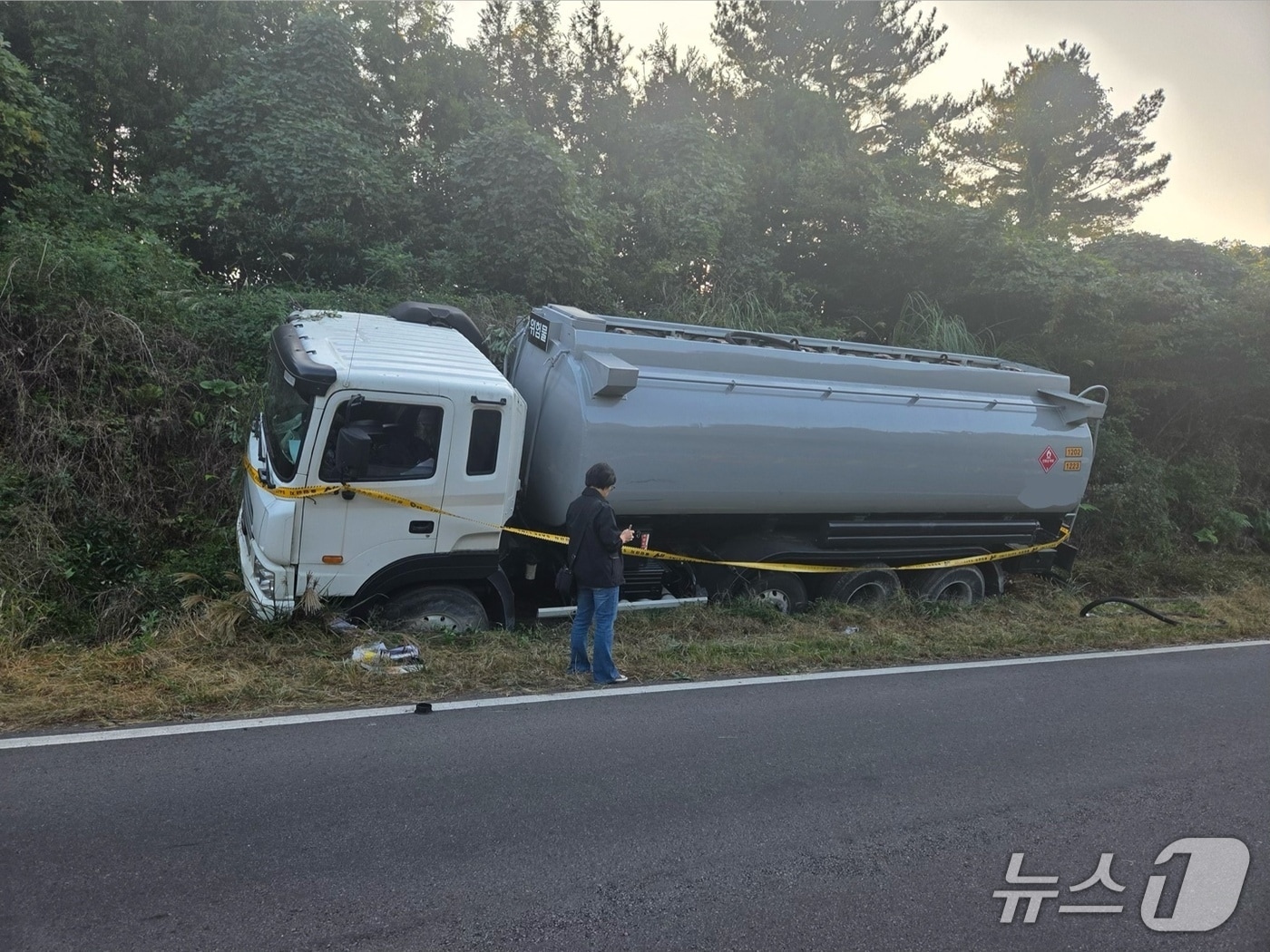 지난 5일 서귀포시 상효동 제8산록교 인근에서 발견된 이동탱크저장소.(제주도소방안전본부 제공. 재판매 및 DB 금지)