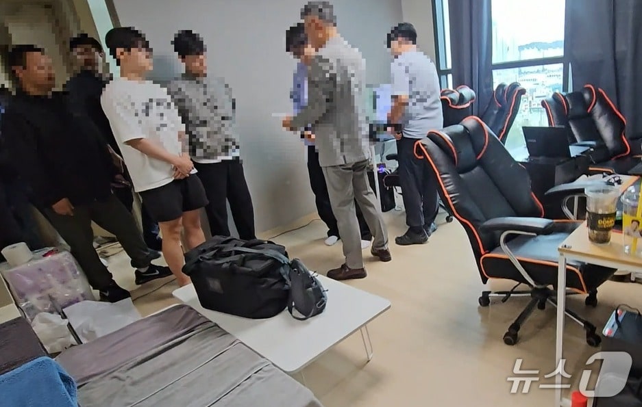 해외선물 도박사이트를 운영한 일당 검거 모습.&#40;인천경찰청 제공. 재배포 및 DB금지&#41;2025.11.6/뉴스1