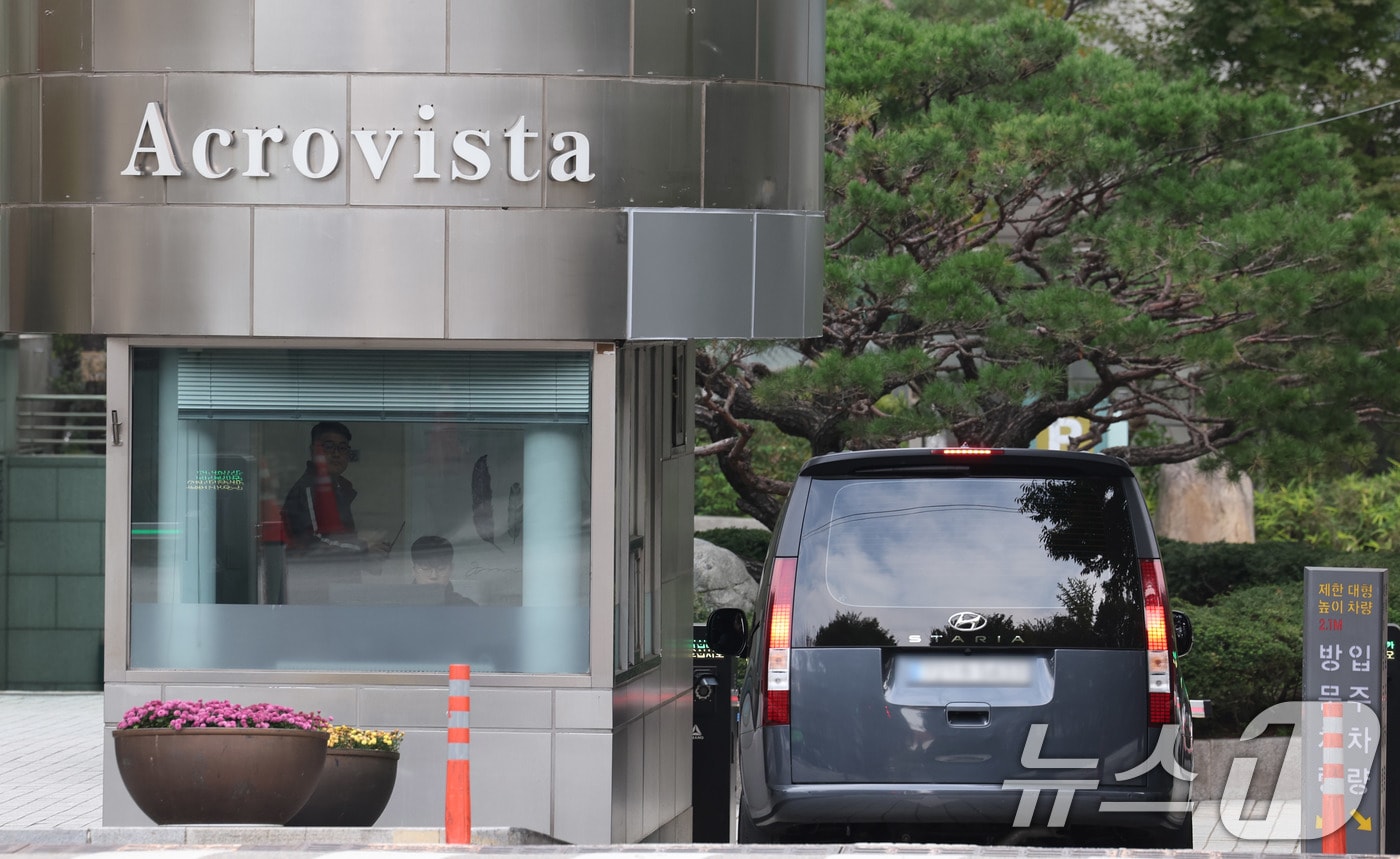 김건희 여사의 각종 의혹을 수사하는 민중기 특별검사팀이 6일 대통령 관저 이전 의혹과 관련해 윤석열 전 대통령 부부 주거지 등에 대한 강제수사에 착수했다. 특검팀은 이날 오전부터 서울 서초구 아크로비스타, 성동구 소재 21그램 사무실 등 관련자들의 사무실과 주거지 7곳에 대한 압수수색을 진행하고 있다. 사진은 이날 윤석열 전 대통령 부부가 거주했던 서울 서초구 아크로비스타 입구 모습. 2025.11.6/뉴스1 ⓒ News1 박지혜 기자