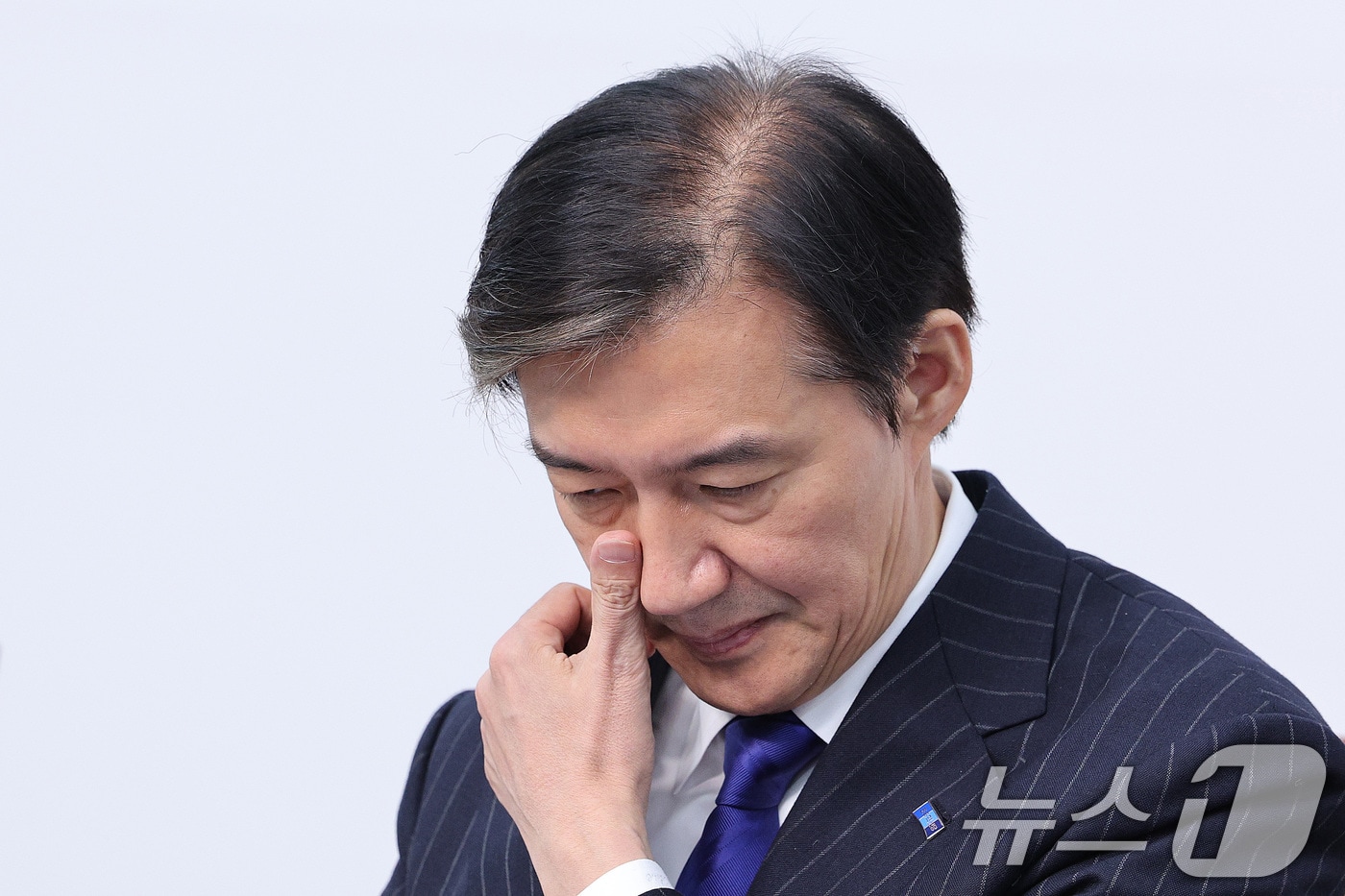 조국 조국혁신당 비상대책위원장이 6일 서울 여의도 국회에서 열린 비상대책위원회 회의에서 생각에 잠겨 있다. 조국 비대위원장은 이날 11·23 전당대회 당대표 출마를 위해 비대위원장직에서 사퇴한다고 밝혔다. 2025.11.6/뉴스1 ⓒ News1 신웅수 기자