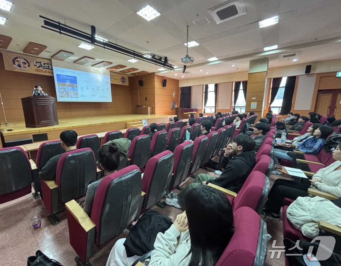 동아대 부민캠퍼스에서 열린 '2025 하반기 두드림(DO-DREAM) 진로취업 FESTA'에서 학생들이 특강을 듣고 있다. (동아대 제공. 재판매 및 DB 금지)