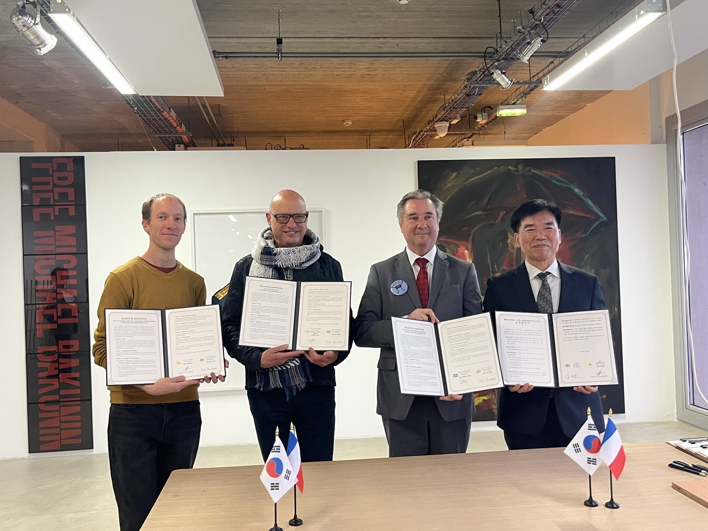 국립아트센터 아쉬 뒤 세즈, 프락 피카르디, 프락 그랑라주 관계자와 조일교 도 문화체육관광국장(오른쪽)이 프랑스에서 업무협약을 체결하고 기념촬영을 하고 있다.(충남도 제공. 재판매 및 DB금지)/뉴스1