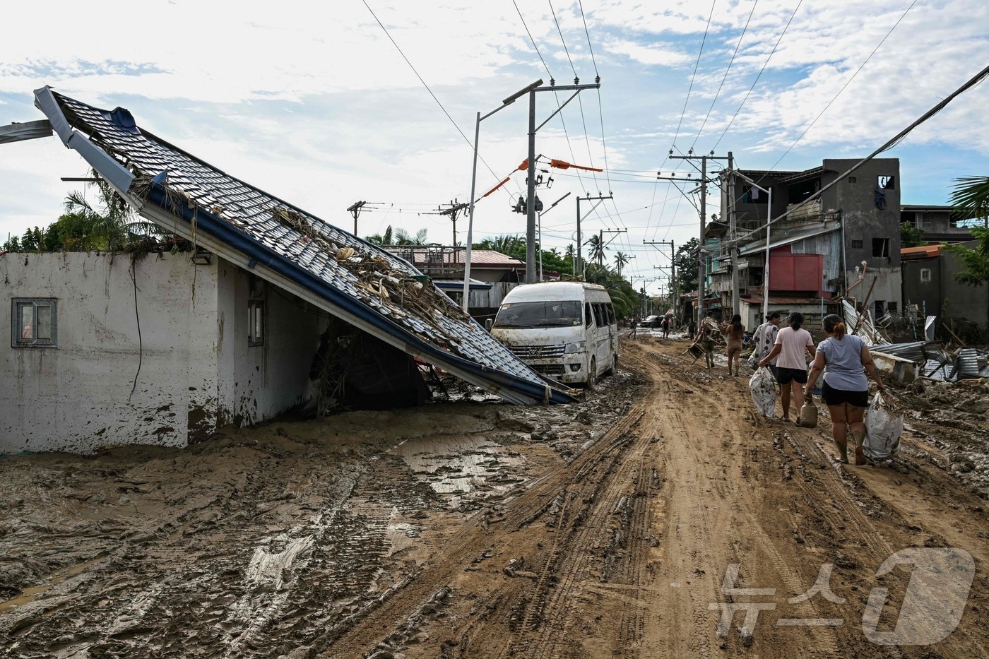 6일&#40;현지시간&#41; 제13호 태풍 &#39;갈매기&#39;가 통과한 필리핀 세부 릴로안의 거리가 진흙으로 뒤덮여 있다. 2025.11.06. ⓒ AFP=뉴스1 ⓒ News1 윤다정 기자