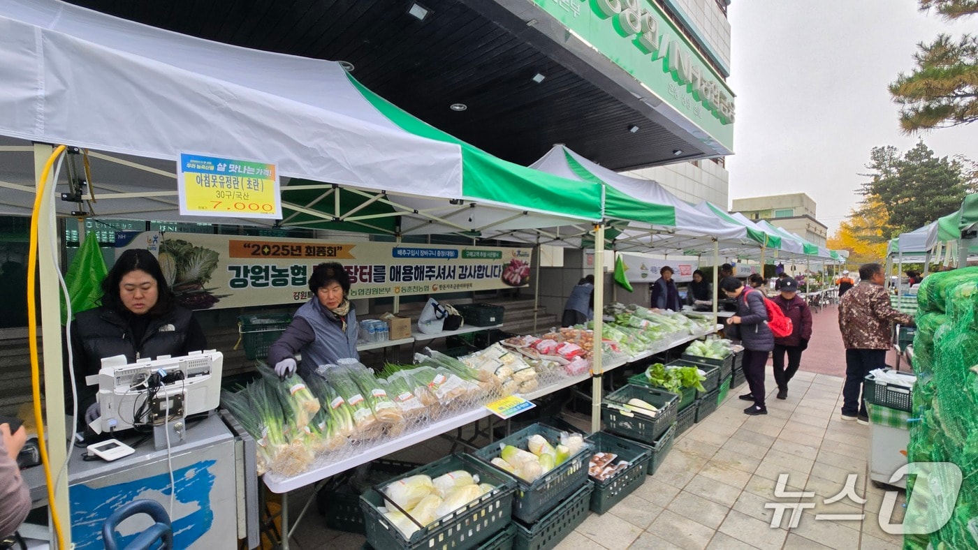 강원특별자치도와 농협강원본부, 동춘천농협, 2025년 강원농협 로컬푸드 목요장터 김장시장 운영.(강원농협 제공, 재판매 및 DB금지)