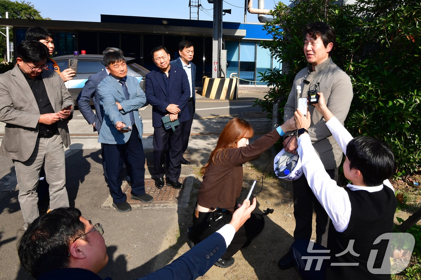 이종우 경북경찰청 중대재해수사팀장이 지난 6일 포스코DX 근로자 사망 사고가 발생한 포항제철소 2문 앞에서 합동감식 등에 대해 설명하고있다. 이 팀장은 "모든 가능성을 열어놓고 사고 원인을 밝히겠다"고 말했다. 2025.11.6/뉴스1 ⓒ News1 최창호 기자