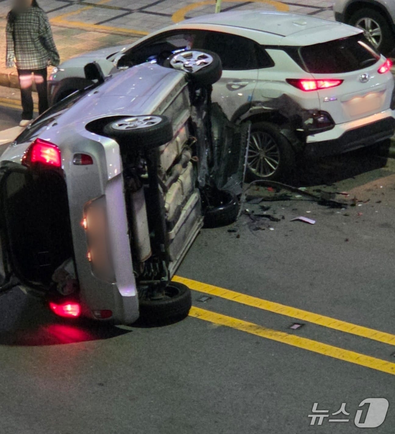 6일 오전 1시 40분쯤 창원시 성산구 상남동 상남시장 인근 도로에서 만취한 채 차를 몰던 30대 여성 A 씨가 정차한 차량을 충돌해 차량 전도 사고를 냈다. 사진은 사고 현장 모습.(독자 제공. 재판매 및 DB금지)