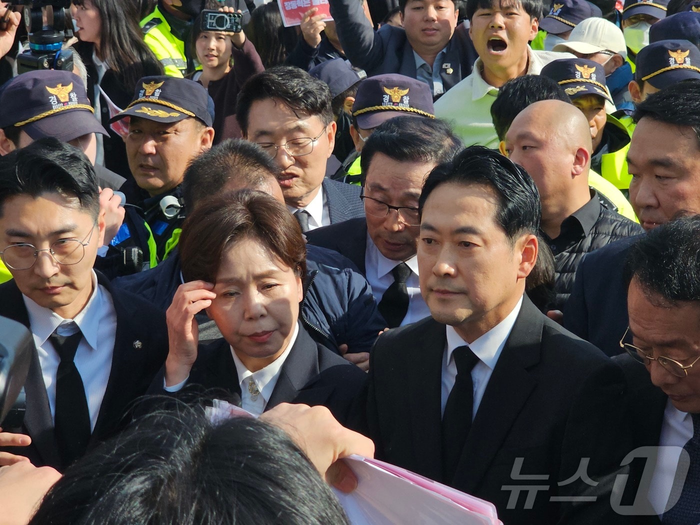 장동혁 국민의힘 대표와 양향자 최고위원이 지난 6일 오후 광주 북구 운정동 5·18민주묘지를 참배하려다 저지당하고 있다. 2025.11.6/뉴스1 ⓒ News1 서충섭 기자