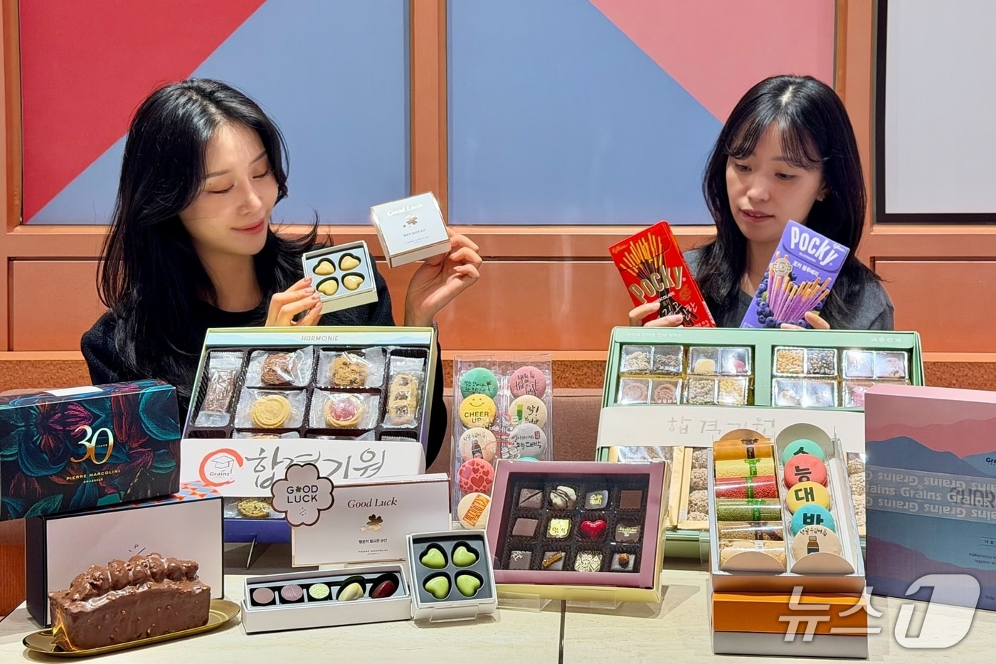 신세계백화점 센텀시티 관계자들이 수능과 빼빼로데이를 앞두고 진행하는 할인행사 제품들을 소개하고 있다.(신세계 센텀시티 제공. 재판매 및 DB 금지)