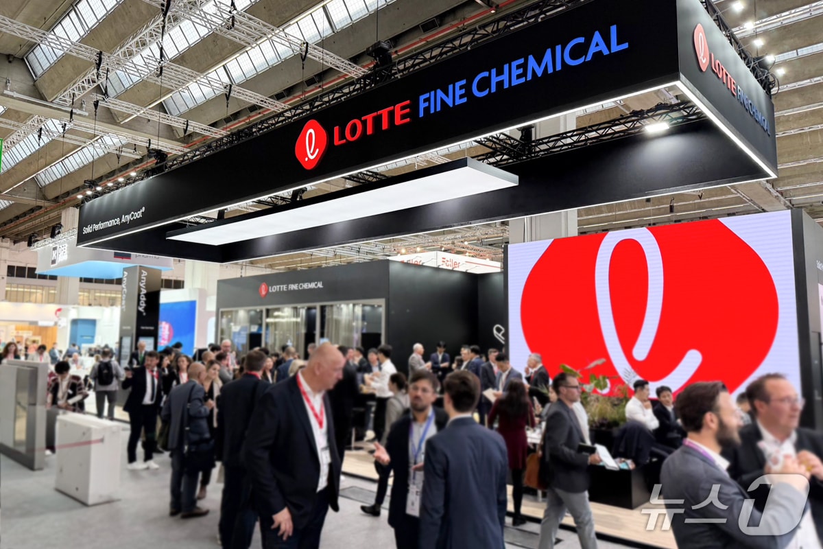 롯데정밀화학 독일 CPHI 전시 부스&#40;롯데정밀화학 제공&#41;