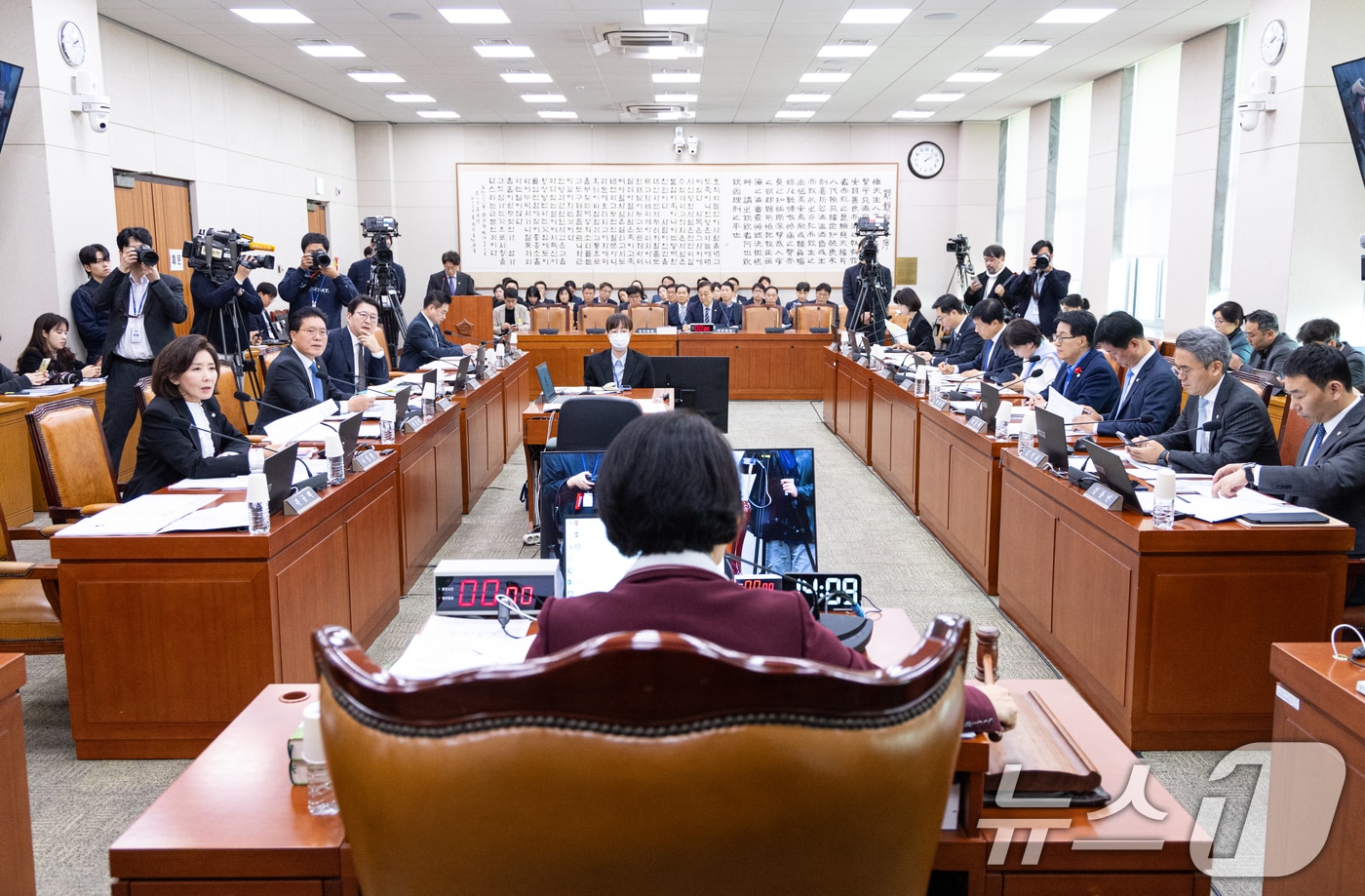 지난 6일 서울 여의도 국회에서 열린 법제사법위원회 제429회국회(정기회) 제12차 전체회의에서 추미애 위원장이 의사봉을 두드리고 있다. 2025.11.6/뉴스1 ⓒ News1 이승배 기자