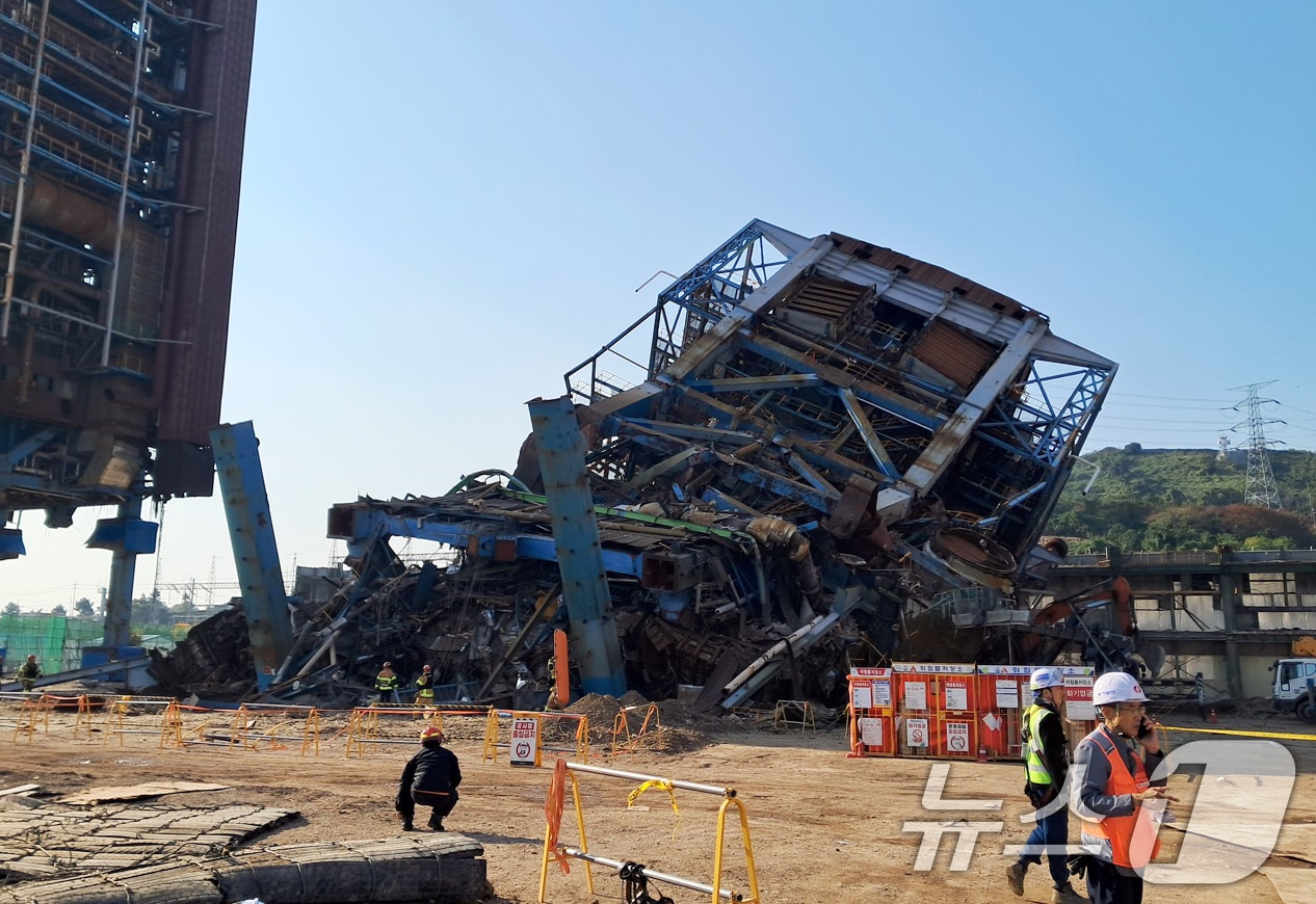 6일 오후 울산 남구 용잠로 울산화력발전소 내 구조물이 붕괴돼 있다. 이 사고로 근로자 7명이 매몰된 것으로 추정된다. (울산소방본부 제공. 재판매 및 DB 금지) 2025.11.6/뉴스1 ⓒ News1 조민주 기자