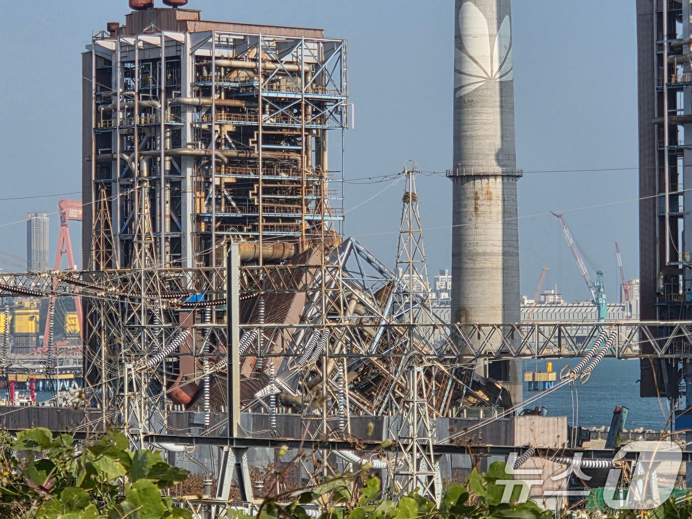 6일 오후 울산 남구 용잠로 울산화력발전소 내 구조물이 붕괴돼 있다. 이 사고로 근로자 7명이 매몰된 것으로 추정된다. (독자 제공. 재판매 및 DB 금지) 2025.11.6/뉴스1 ⓒ News1 조민주 기자