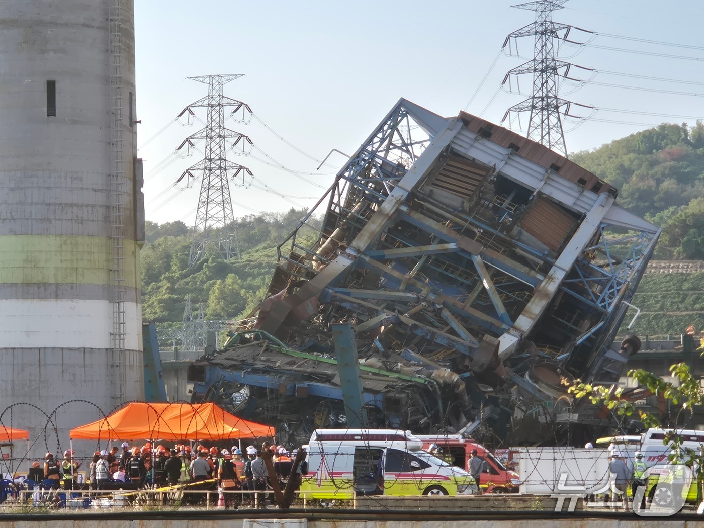 6일 오후 울산 남구 용잠로 울산화력발전소 내 구조물이 붕괴돼 있다. 이 사고로 근로자 7명이 매몰된 것으로 추정된다. 2025.11.6/뉴스1ⓒ 뉴스1 박정현 기자