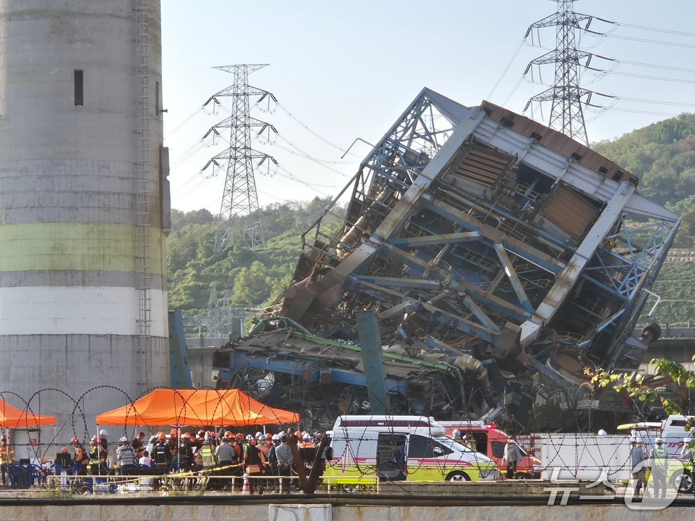 6일 오후 울산 남구 용잠로 울산화력발전소 내 보일러 타워가 붕괴돼 있다. 이 사고로 근로자 7명이 매몰된 것으로 추정된다. 2025.11.6/뉴스1 ⓒ News1 박정현 기자