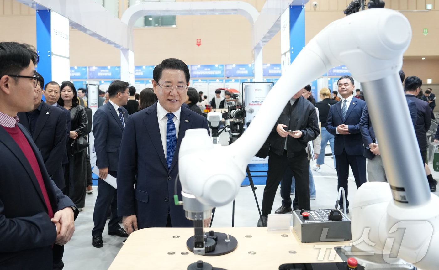 김영록 전라남도지사가 6일 순천만생태문화교육원에서 열린 ‘전라남도 벤처·스타트업 페스티벌’ 행사장을 내빈들과 둘러보고 있다.&#40;전남도 제공. 재판매 및 DB금지&#41; 2025.11.6/뉴스1 ⓒ News1 전원 기자