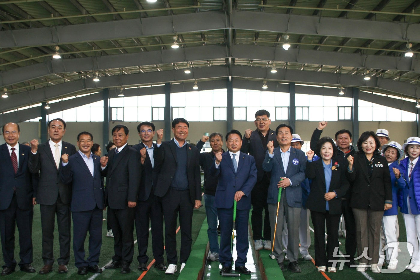 전남 여수시와 여수상공회의소가 지난 5일 '2025년 여수기업사랑·지역사랑 범시민 게이트볼 대회'를 개최하고 기념사진을 촬영하고 있다. (여수상의 제공. 재판매 및 DB금지)