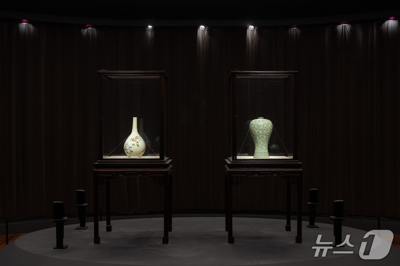 국보 도자기인 '청자상감운학문매병'과 '백자청화철채동채초충난국문병'을 대구에서 볼 기회가 내년 1월까지로 확정됐다. 사진은 현재 대구간송미술관에 상설 전시 중인 '백자청화철채동채초충난국문병'(왼쪽)과 '청자상감운학문매병'. (대구간송미술관 제공. 재판매 및 DB 금지)/뉴스1