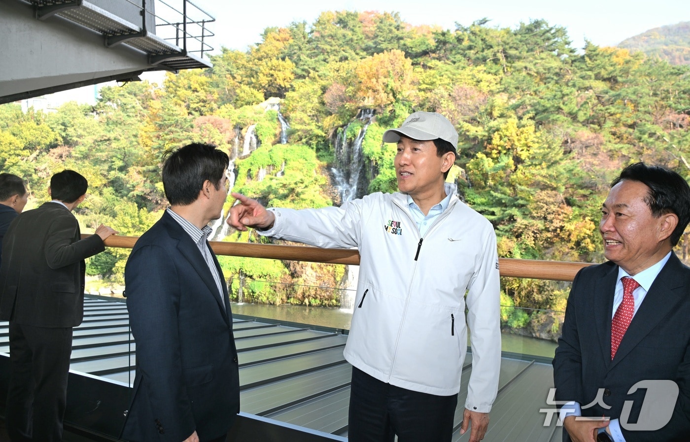 오세훈 서울시장이 6일(목) 서대문구 홍제동 일대에서 열린 '홍제폭포 북합문화센터 개관식'에 참석해 시설을 둘러보고 있다.
