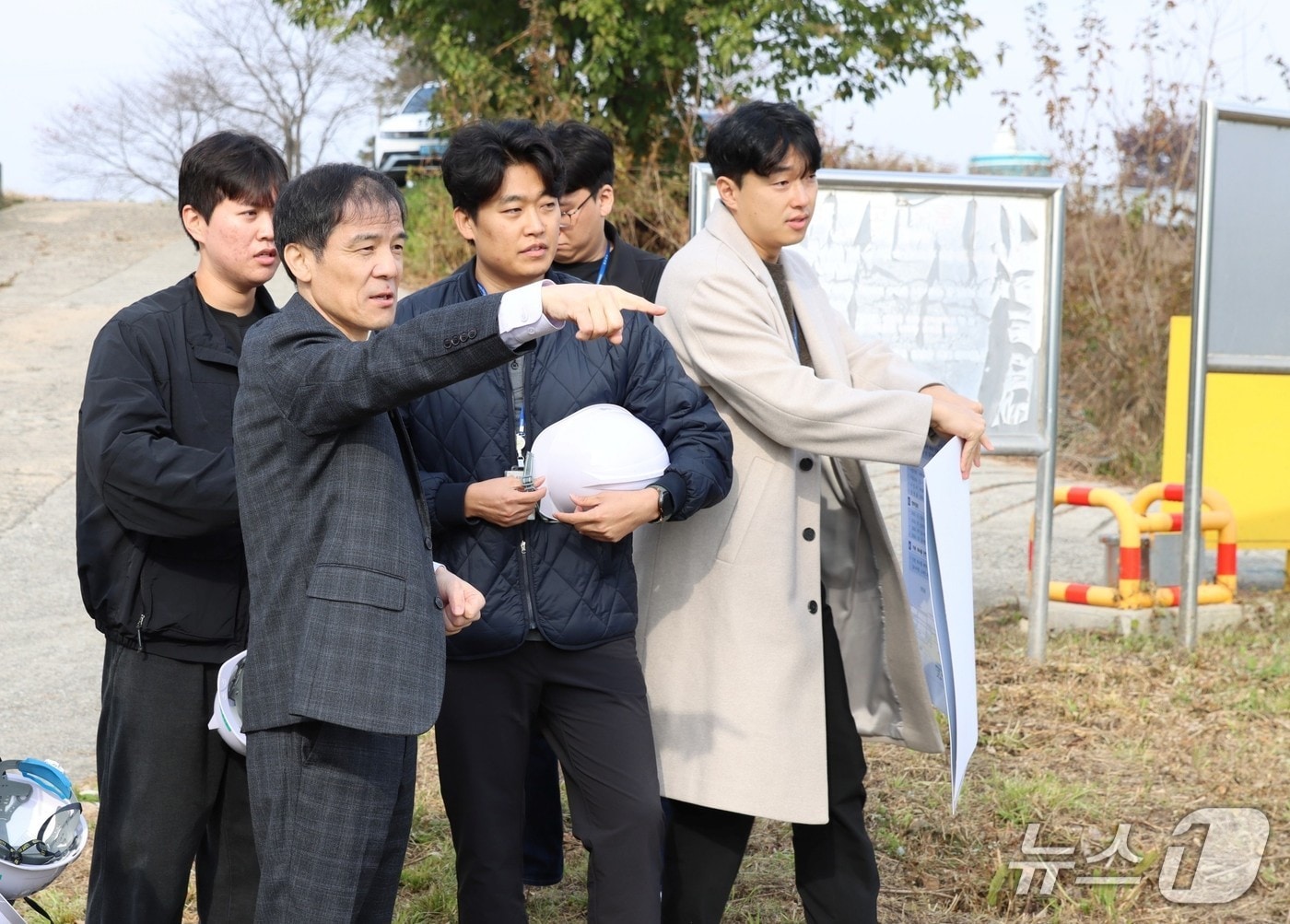 홍동곤 한강청장(맨 앞)이 6일 경기 여주시 이천취수장을 방문해 취수장 개선사업 현황을 점검하고 있다.(한강청 제공)