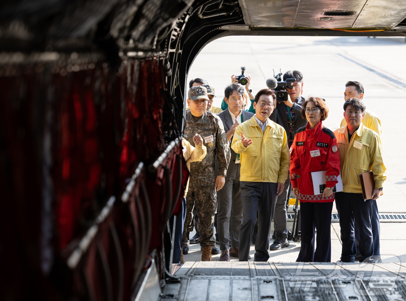 이재명 대통령이 6일 강원도 원주시 산림항공본부에서 열린 산불진화 관·군 합동훈련 점검에서 산불진화장비를 시찰하고 있다. &#40;대통령실 제공. 재판매 및 DB 금지&#41; 2025.11.6/뉴스1 ⓒ News1 이재명 기자