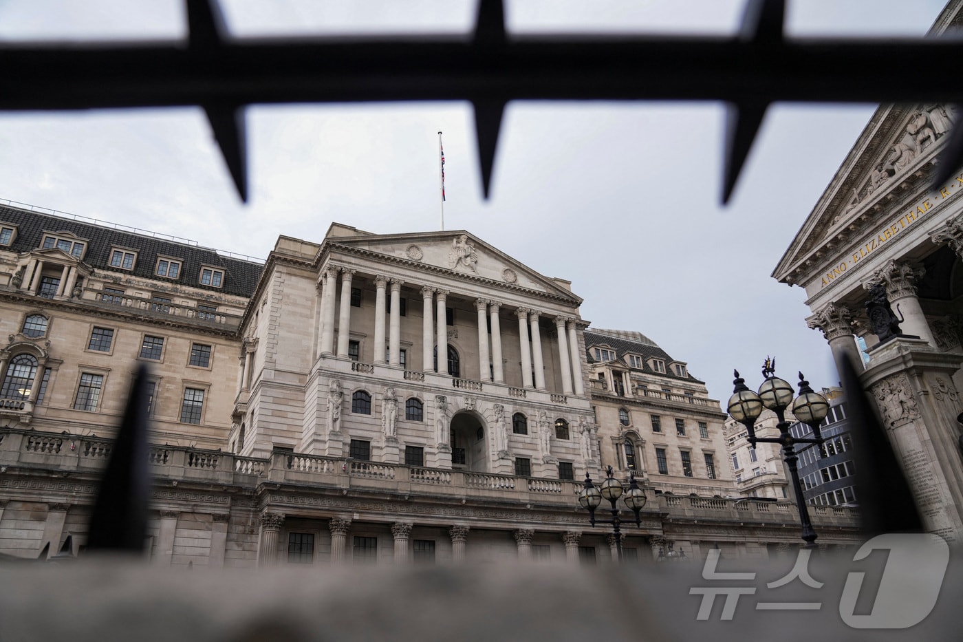 영란은행의 전경 ⓒ 로이터=뉴스1