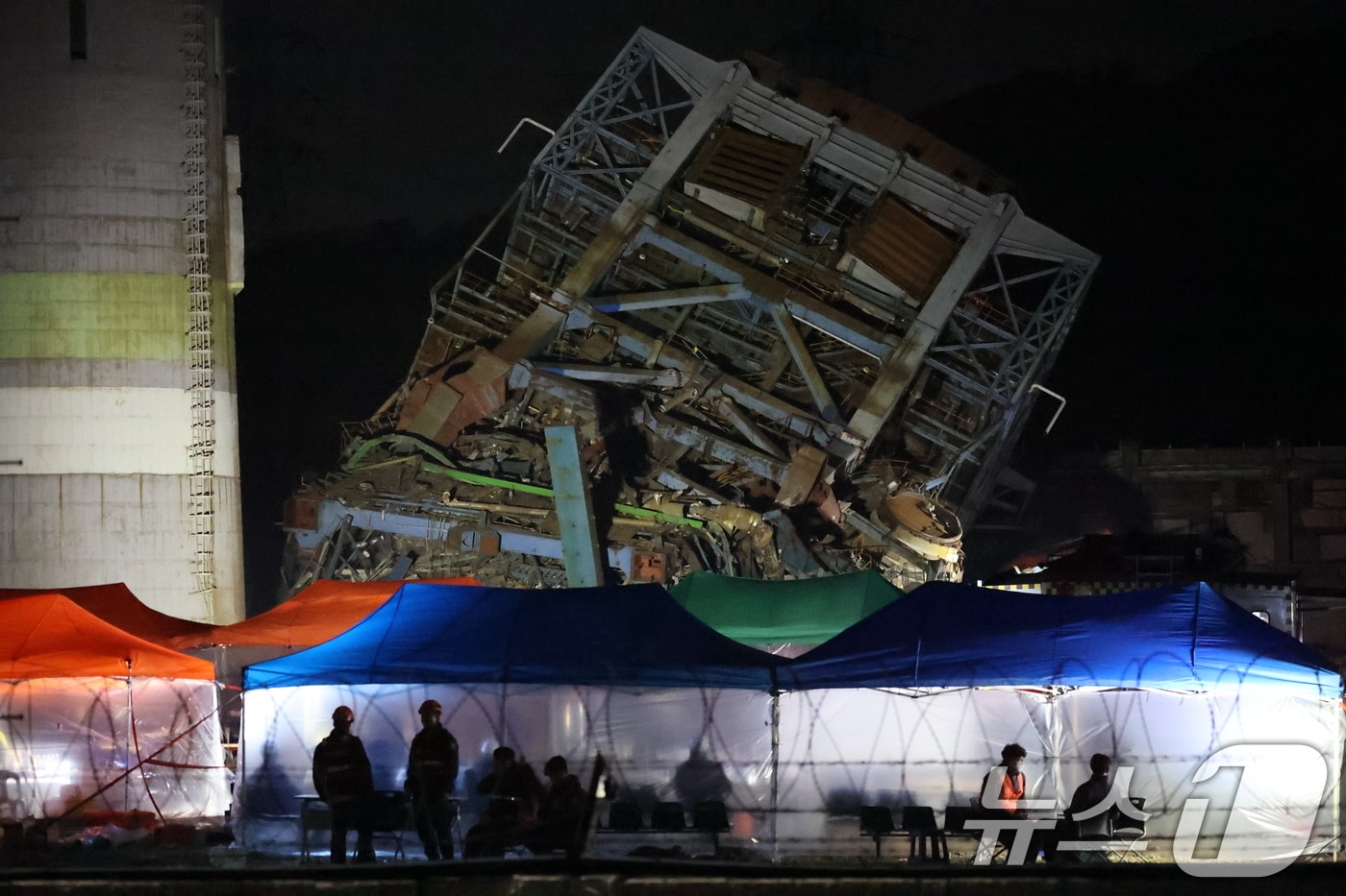 7일 새벽 울산 남구 동서발전 울산화력발전소 보일러 타워 붕괴현장에서 소방대원들이 매몰자 수색 및 구조작업을 벌이고 있다. 2025.11.7/뉴스1 ⓒ News1 황기선 기자