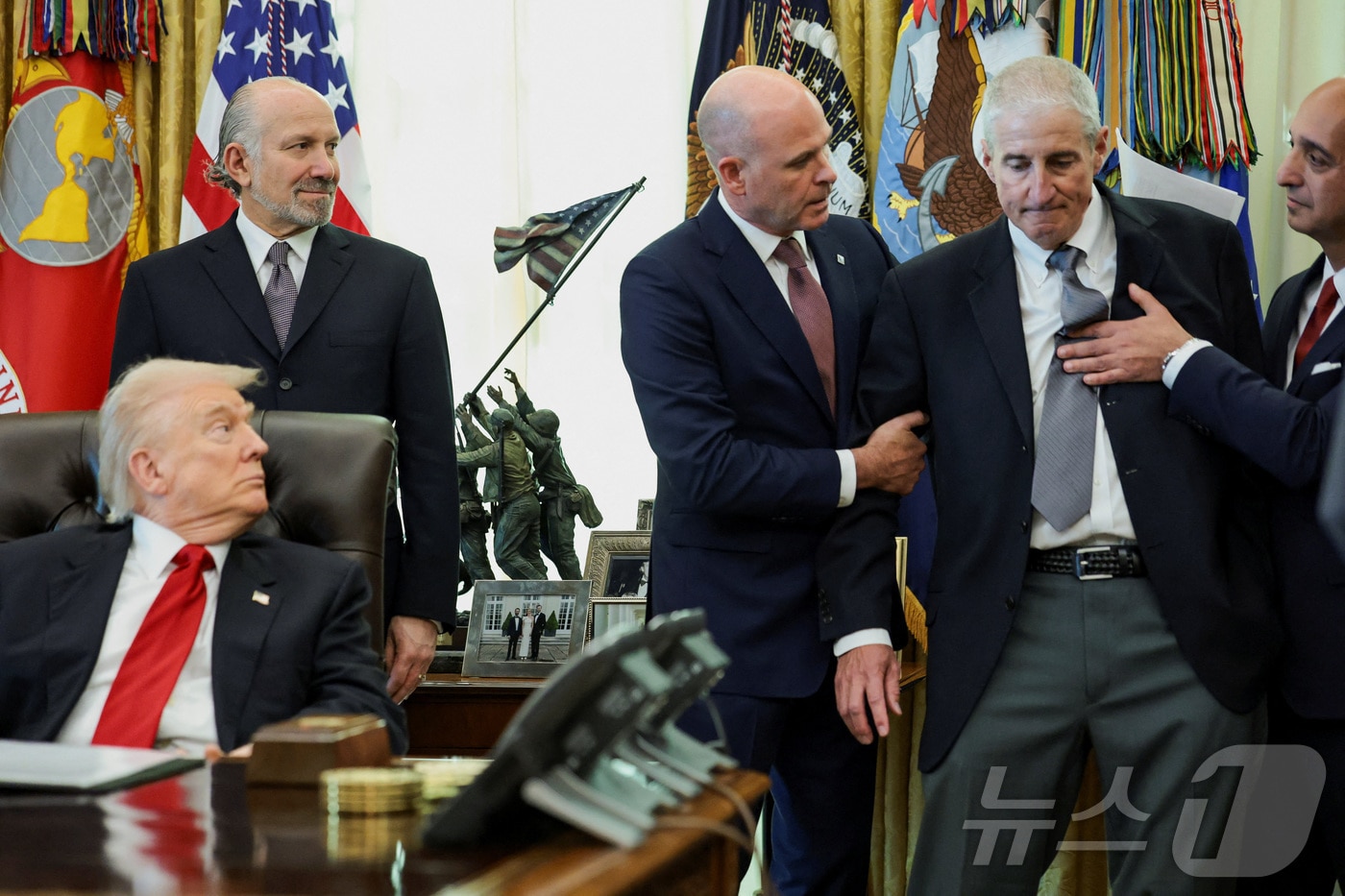 6일&#40;현지시간&#41; 도널드 트럼프 미국 대통령이 워싱턴DC 백악관 집무실에서 비만치료제 인하를 발표하던 중 한 제약사 임원이 쓰러지려 하자 도움을 주는 모습을 보고 있다. 2025.11.06. ⓒ 로이터=뉴스1 ⓒ News1 류정민 특파원