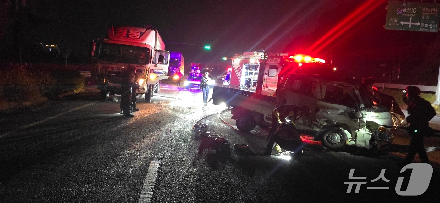 6일 오후 6시 28분쯤 전남 장성군에서 발생한 화물차 충돌 사고와 관련해 소방당국이 조치를 취하고 있다.(장성소방서 제공. 재판매 및 DB금지) 2025.11.7/뉴스1