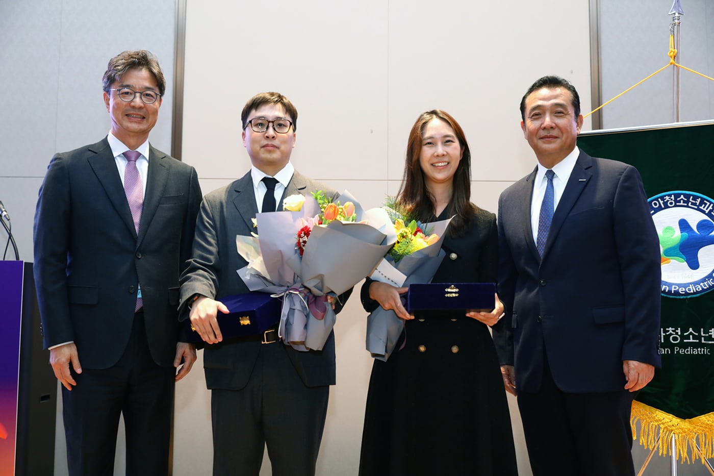 6일 열린 '2025 두산연강 소아청소년과 학술상' 시상식에서 참석자들이 기념촬영을 하고 있다. (왼쪽부터) 대한소아청소년과학회 김한석 이사장, 지니너스 서은섭 책임연구원, 중앙대학교병원 이다혜 조교수, 두산연강재단 이원재 대표이사(두산연강재단 제공). ⓒ 뉴스1