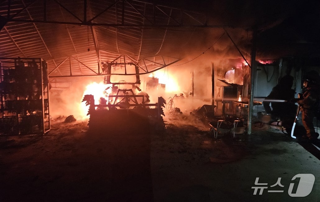 6일 오후 9시13분쯤 경북 상주시 중동면의 창고에서 원인을 알 수 없는 불이나 소방당국이 진화하고 있다.(경북소방본부 제공. 재판매 및 DB 금지)2025.11.7/뉴스1