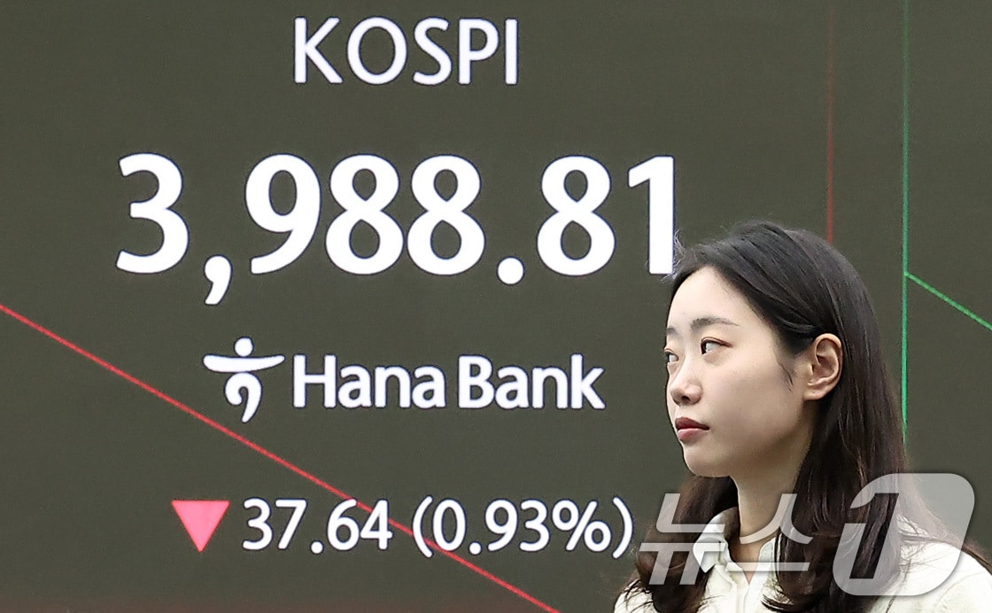 7일 오전 서울 중구 하나은행 본점 딜링룸 전광판에 개장 시황이 나오고 있다. 코스피는 이날 오전 9시 5분 전일 종가와 비교해 25.18포인트(p)(0.63%) 하락한 4001.27로, 코스닥은 전일 대비 11.77p(1.31%) 하락한 886.40으로 출발했다. ⓒ News1 김성진 기자