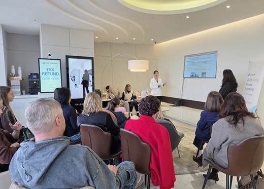 지난 6일 뷰티바성형외과 김은연 원장이 한국을 방문한 러시아 의료진을 대상으로 강연을 진행하고 있다. (휴온스 제공)