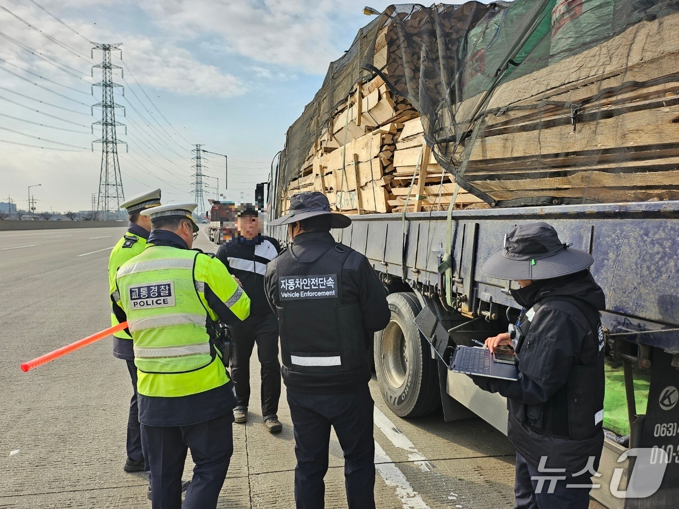 인천경찰이 화물차 불법 구조변경을 단속하고 있다.(인천경찰청 제공. 재배포 및 DB금지)2025.11.7/뉴스1