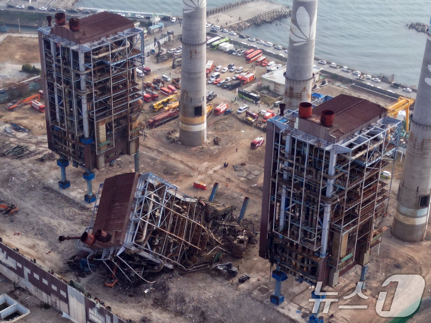 7일 울산 남구 동서발전 울산화력발전소 보일러 타워 붕괴현장에서 소방대원들이 매몰자 수색 및 구조작업을 벌이고 있다. 2025.11.7/뉴스1 ⓒ News1 황기선 기자