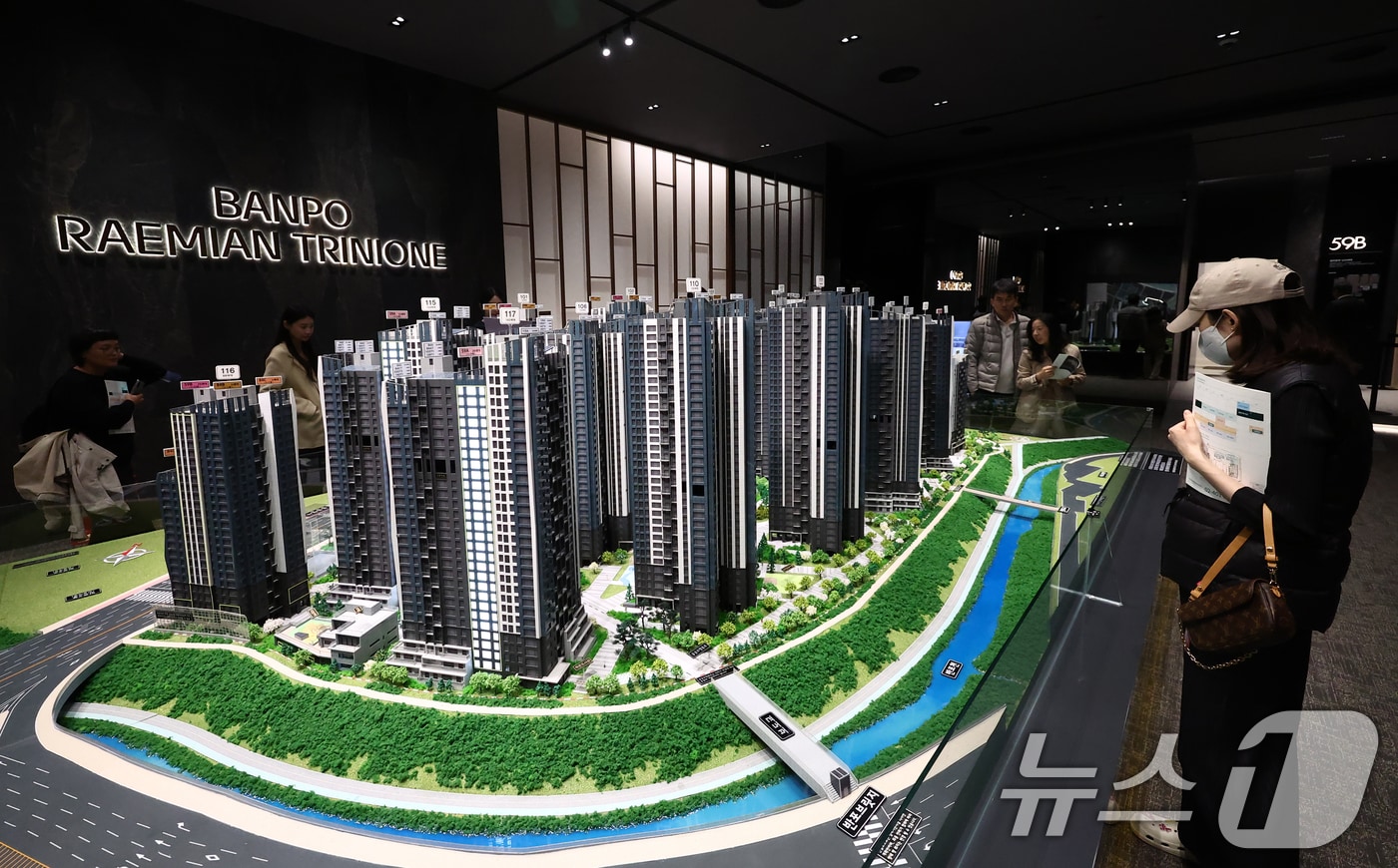 7일 오후 서울 송파구 래미안갤러리에서 시민들이 반포 래미안 트리니원 견본주택을 보고 있다.  2025.11.7/뉴스1 ⓒ News1 김민지 기자