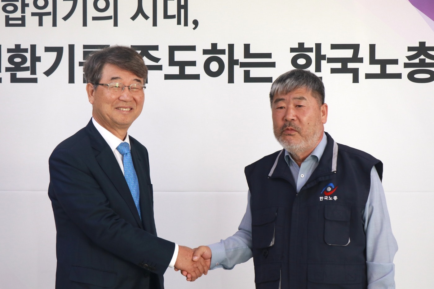 김지형 경제사회노동위원회 위원장이 7일 취임 첫 대외행보로 한국노동조합총연맹을 방문해 김동명 한국노총 위원장과 기념촬영을 하고 있다. (경제사회노동위원회 제공) 2025.11.7 /뉴스1