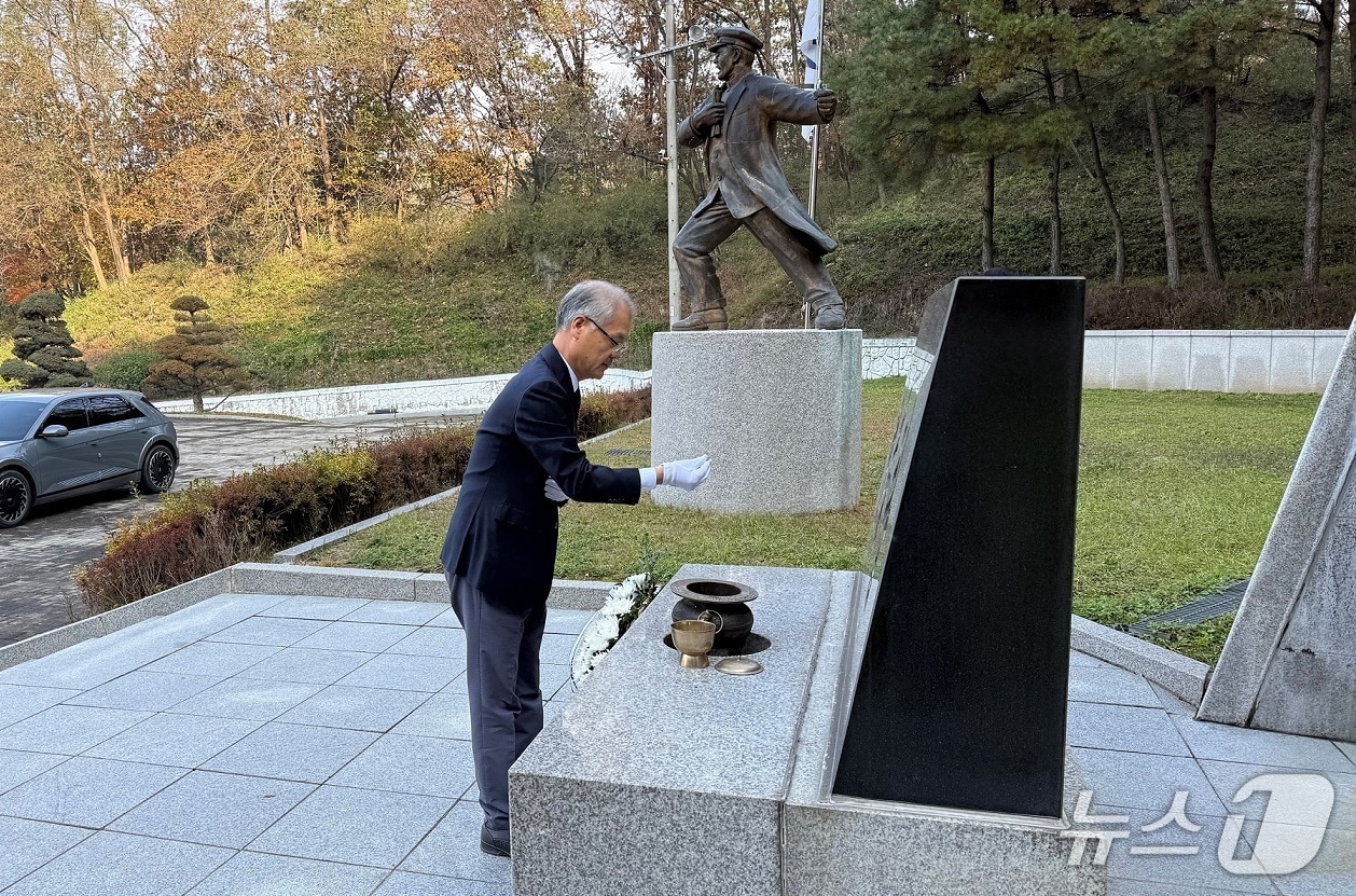 박용주 제33대 경기북부보훈지청장이 7일 의정부시 현충탑 참배를 시작으로 공식 업무에 들어갔다.(경기북부보훈지청 제공. 재판매 및 DB 금지)/뉴스1