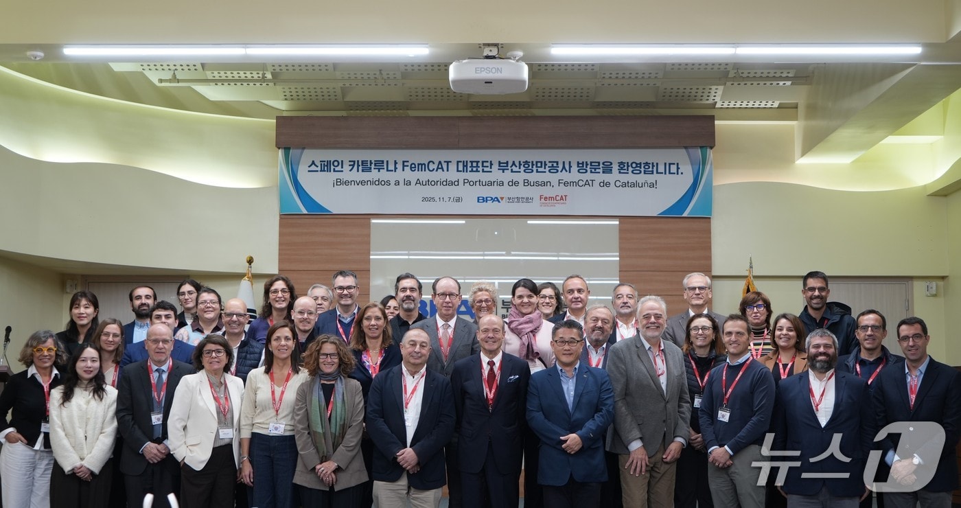 7일 부산항을 찾은 방문단이 기념촬영을 하고 있는 모습 (BPA 제공. 재판매 및 DB금지)