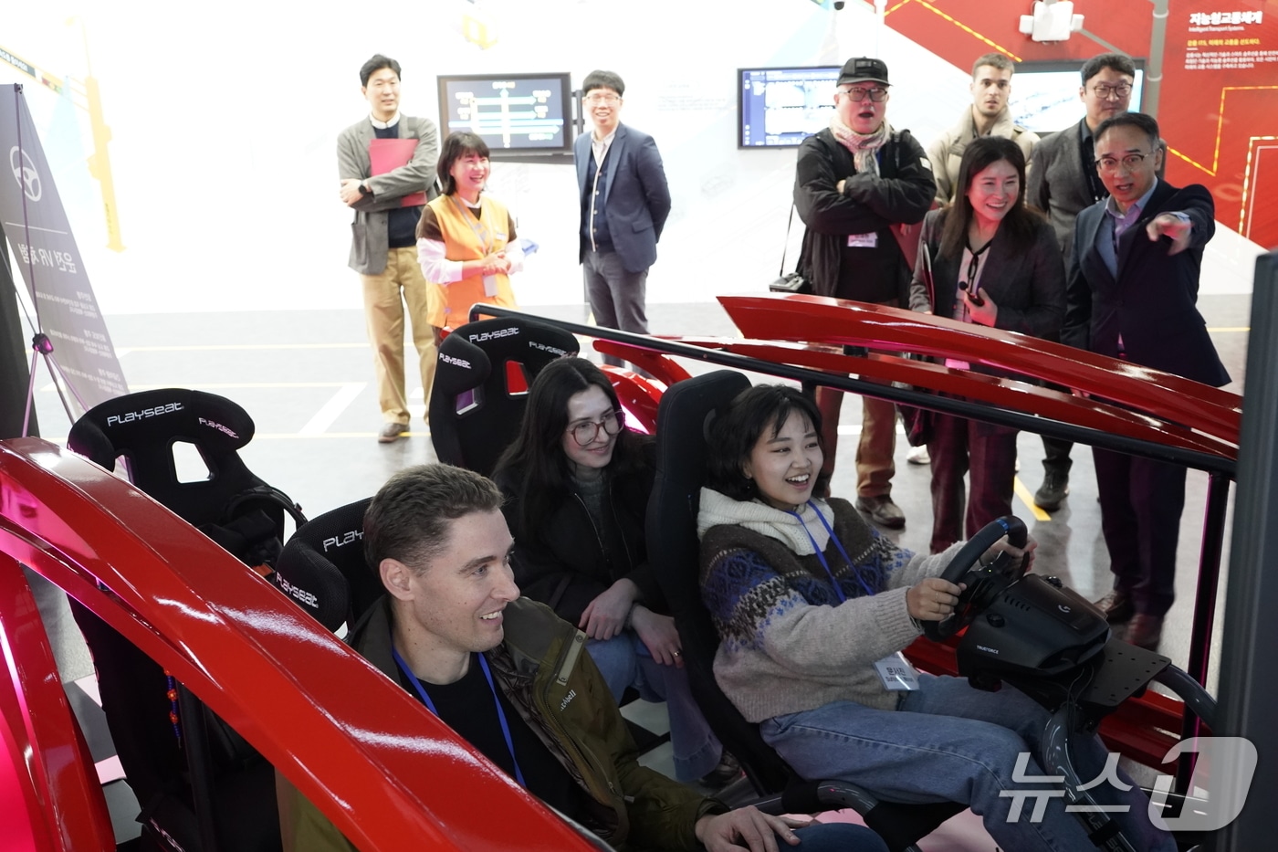 2026 ITS 세계총회 개최지인 강원 강릉에 모인 주한 외신기자단이 강릉시청 내 도시정보센터에서 체험활동을 하고 있다.(강릉시 제공, 재판매 및 DB 금지) 2025.11.6/뉴스1