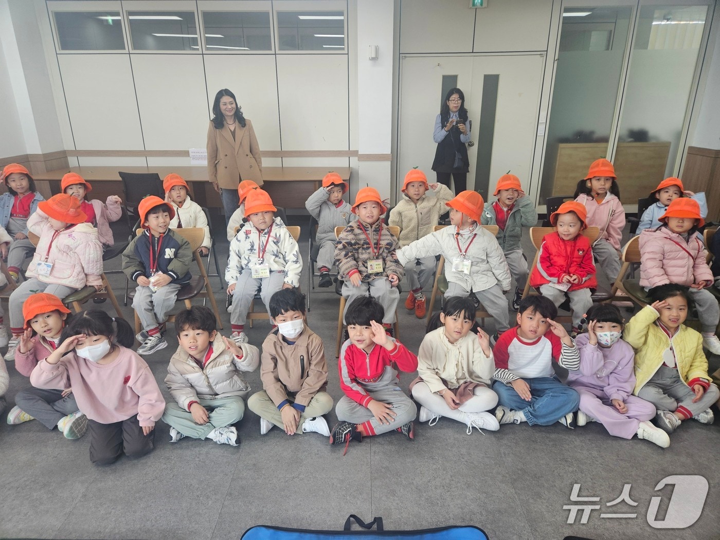 7일 속초해경 어린이·관공서 직원  대상 견학 행사.(속초해경 제공, 재파매 및 DB 금지) 2025.11.7/뉴스1