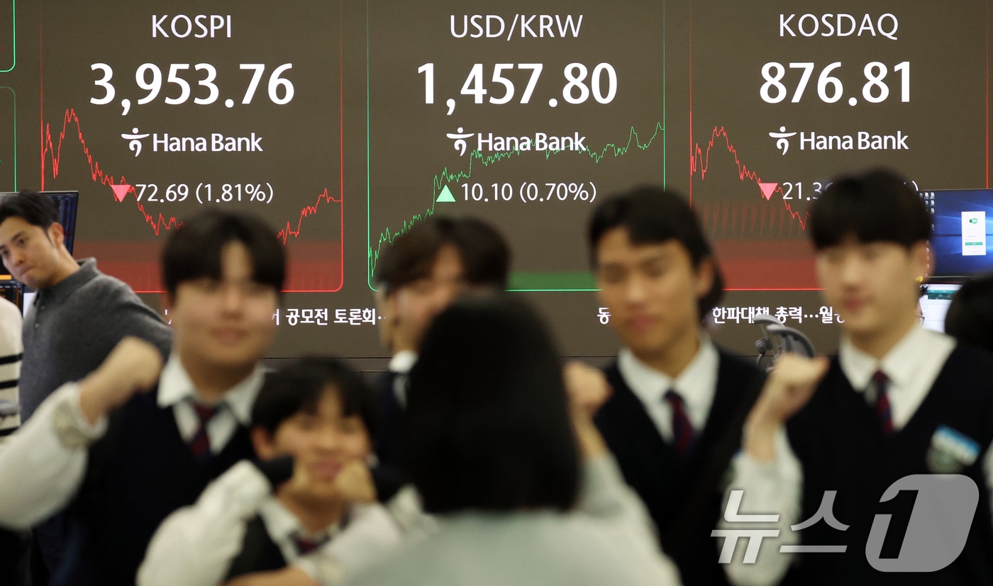 7일 오후 서울 중구 하나은행 본점 딜링룸 전광판에 증시 종가가 표시돼 있다. 이날 코스피는 전 거래일 대비 72.69포인트(1.81%) 하락한 3,953.76, 코스닥 지수는 21.36포인트(2.38%) 하락한 876.81로 거래를 마쳤다. 2025.11.7/뉴스1 ⓒ News1 김명섭 기자