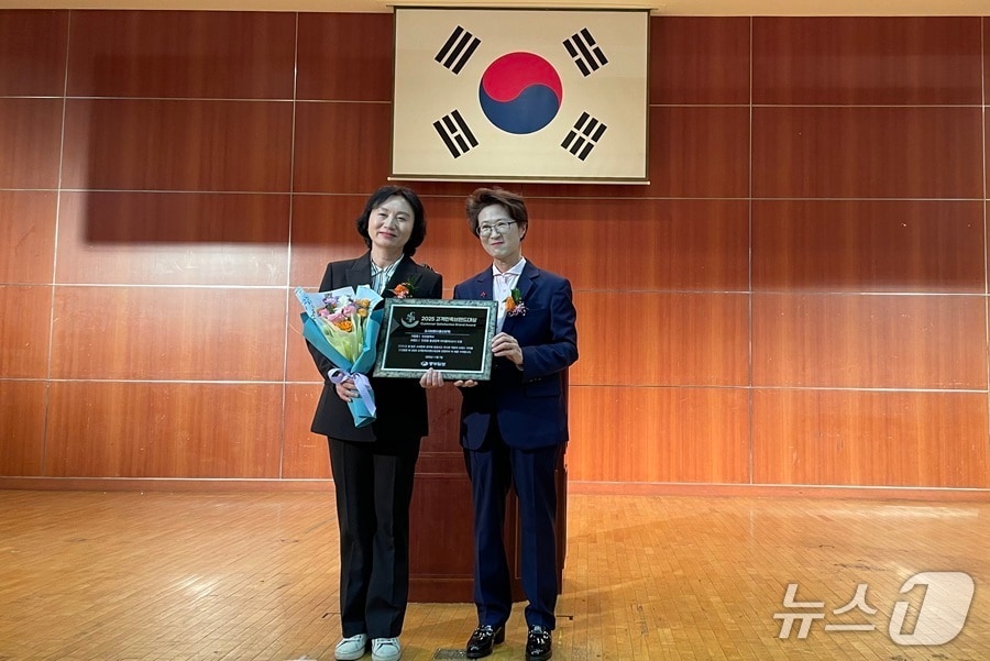 인천시는 7일 경기아트센터에서 열린 중부일보주관 ‘2025 고객만족 브랜드 대상’ 시상식에서 인천형 출생정책 &#39;아이플러스&#40;i+&#41; 드림&#39;으로 출산정책 부문 대상을 수상했다. &#40;인천시 제공.재판매 및 DB금지&#41;